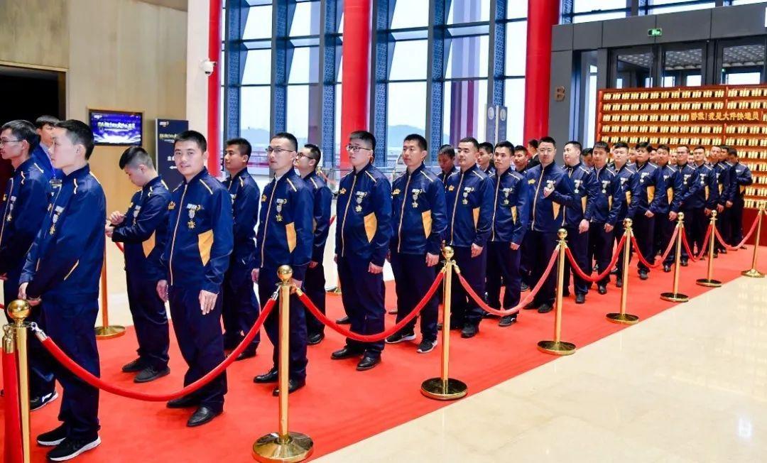 德邦快遞工作服定制案例圖片