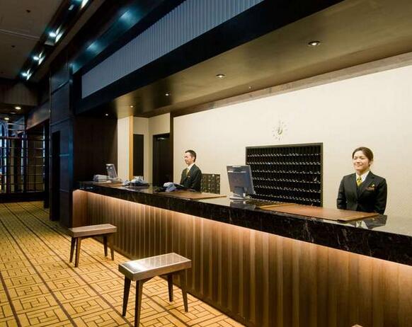 公司前臺穿什么衣服？