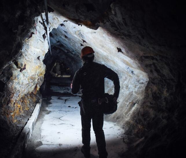 煤礦入井工人佩戴物品-礦燈