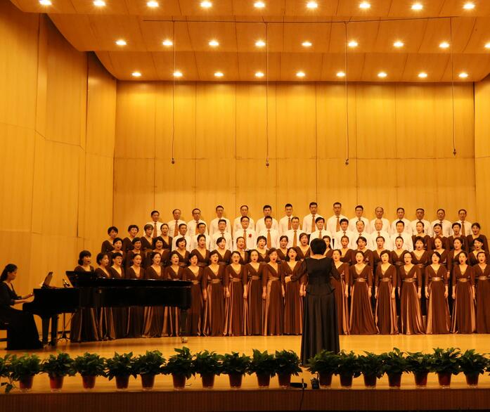 女指揮穿什么服裝合適？